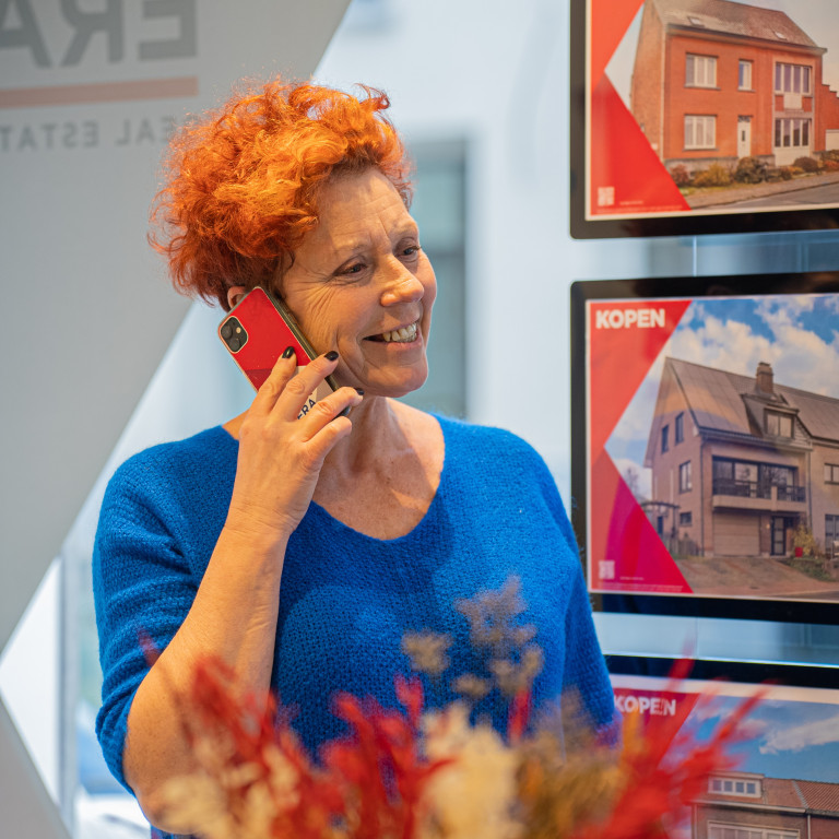 ERA vastgoedexperte Béa aan het telefoneren