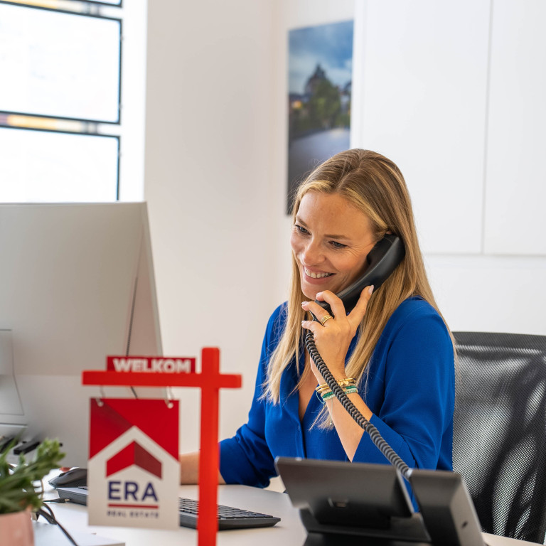 ERA makelaar die belt