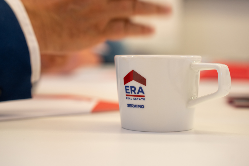 Koffietas met ERA logo.