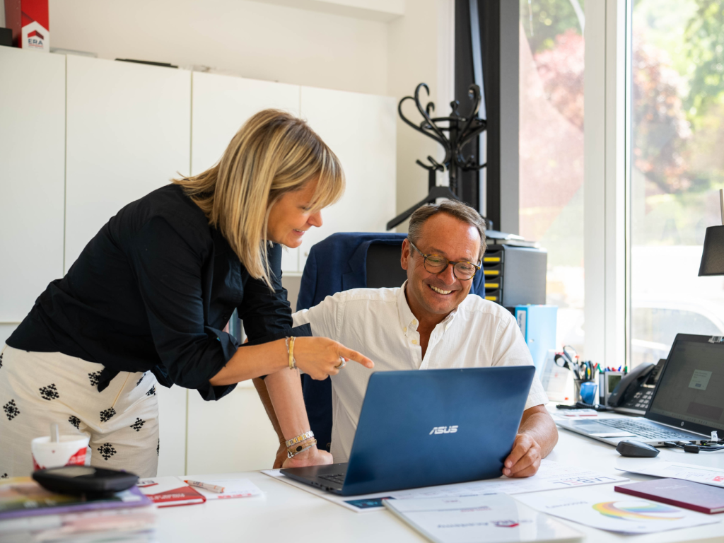 Deux personnes occupées devant un ordinateur.