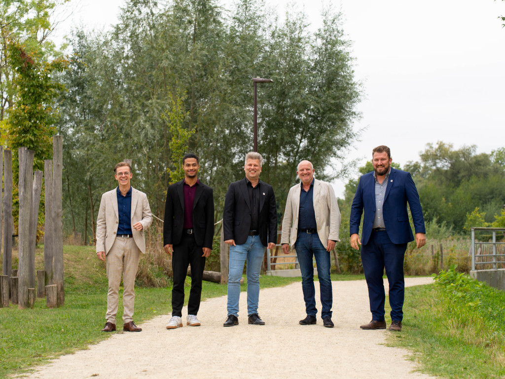 ERA makelaars naast elkaar buiten.