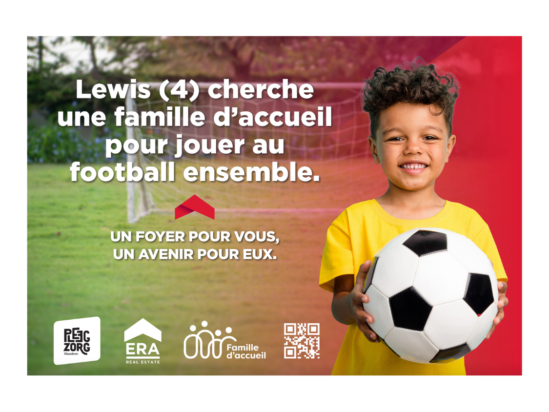  Photo d'un petit garçon avec un ballon de football.