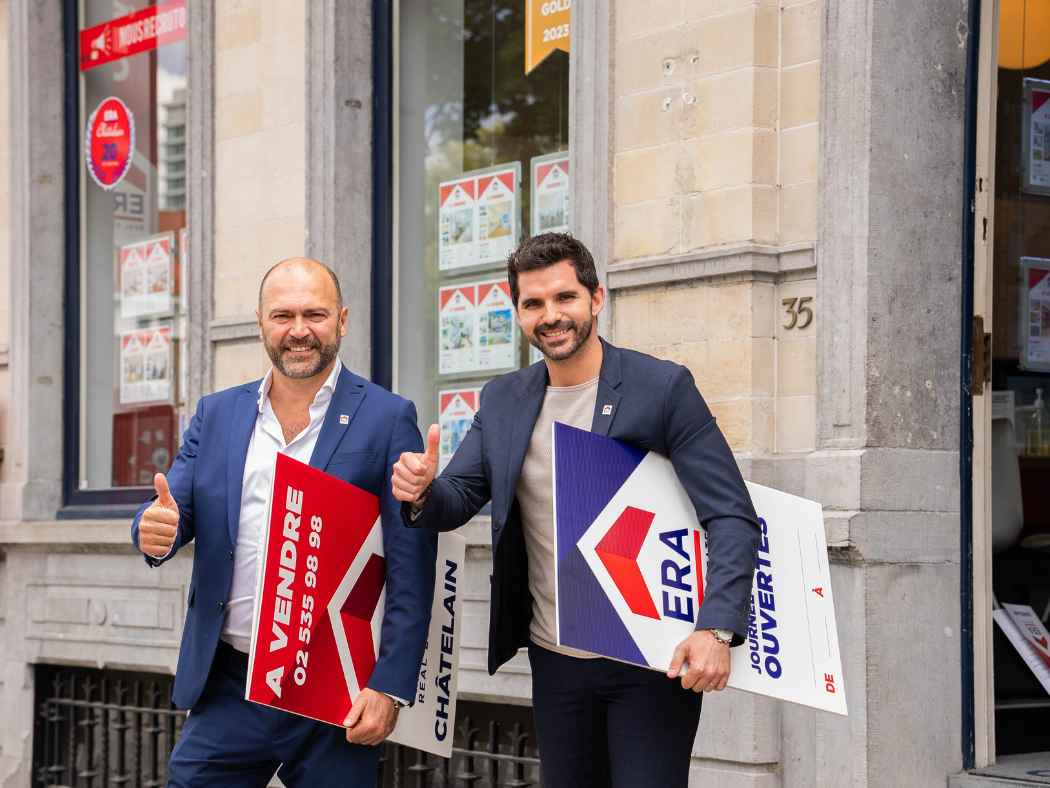 Deux agents immobiliers devant l'agence ERA CHÂTELAIN.