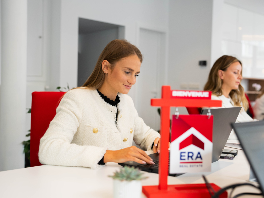 Agent immobilier à un bureau dans l'agence.