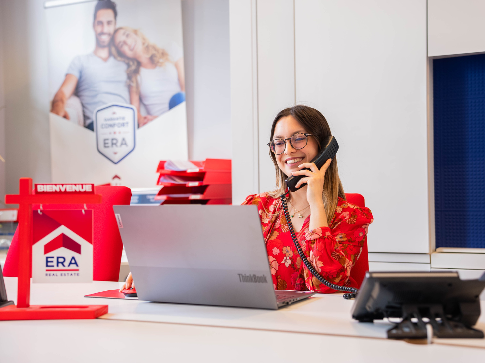 Agent immobilier au téléphone.