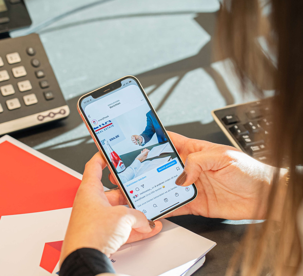 Een vrouw bekijkt haar sociale media en bekijkt een post van ERA.