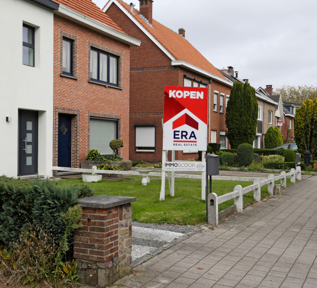 Er staat een groot rood V-bord in de voortuin van een woning dat verkocht wordt via ERA.