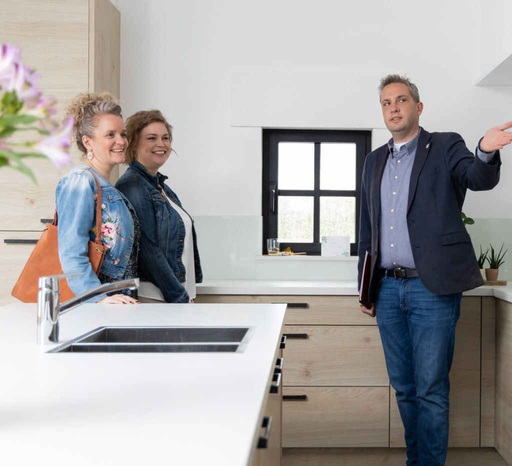 Een man geeft een rondleiding is zijn woning.