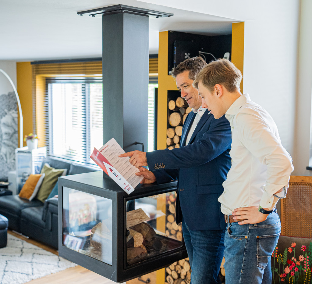 Een ERA makelaar voert een waardebepaling uit van een te koop staande woning.