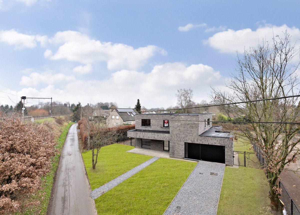 Laurierlaan2Mechelen_huis_huis schatten.JPG