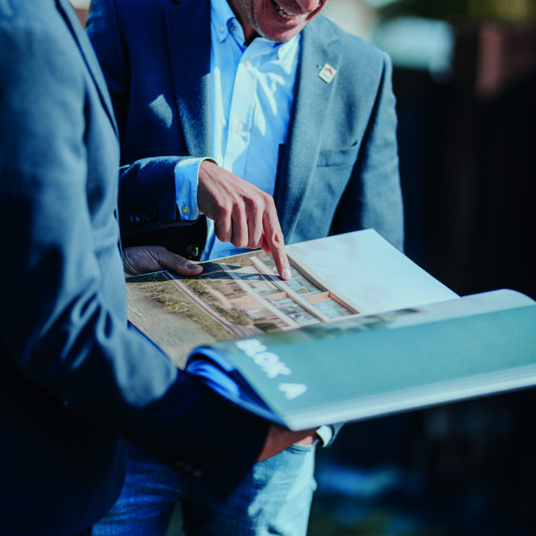 Ontwikkelaars bekijken plannen in boek