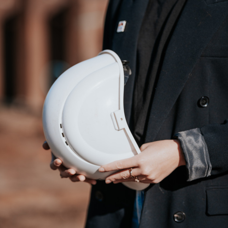 Bezichtiging projectgrond met helm