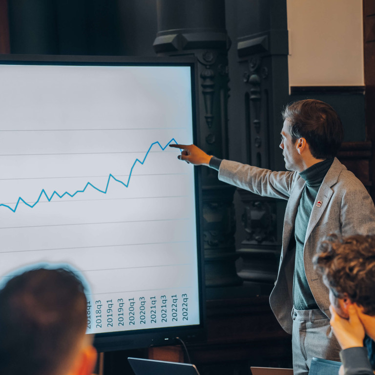 Johan Krijgsman, CEO van ERA, presenteert de ERA Barometer.