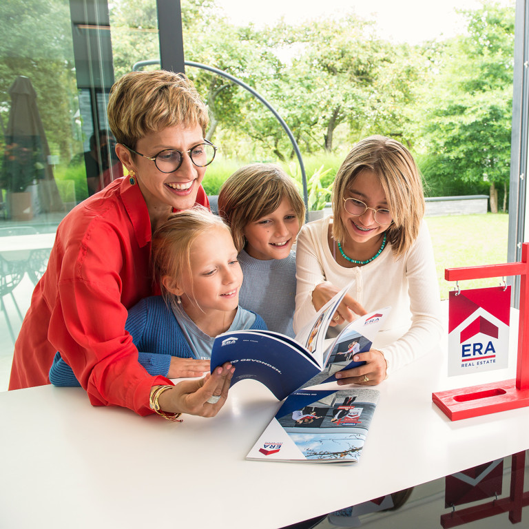 Kandidaatkopers bladeren door een brochure van ERA