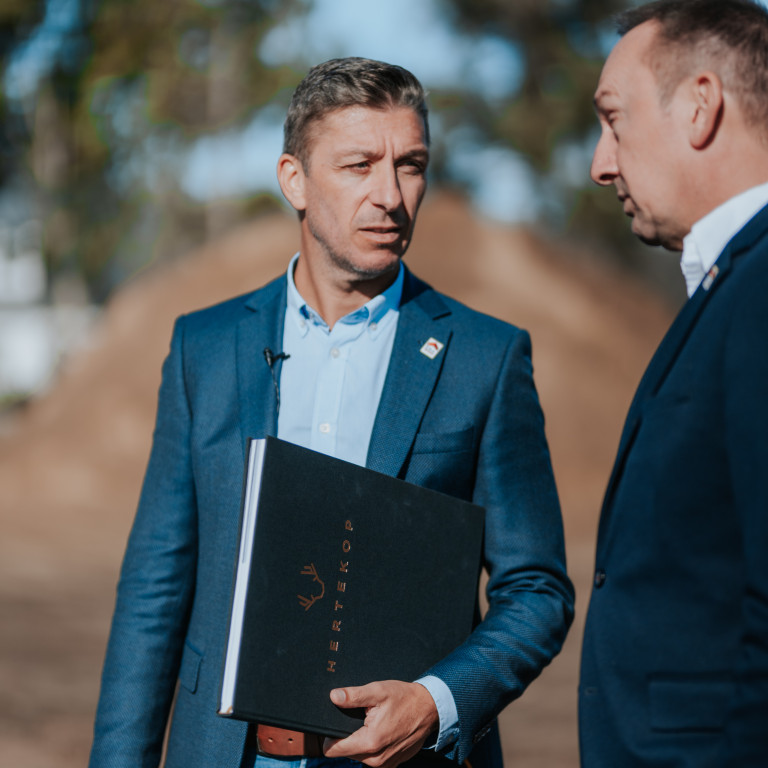 Bespreking op werf voor investeerders