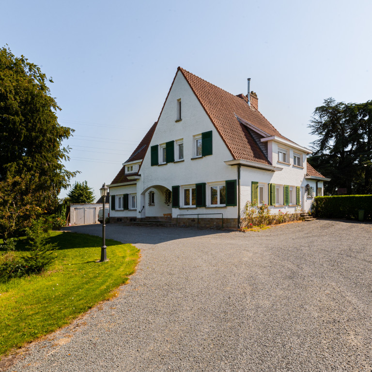 Facade house with driveway