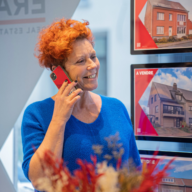 Béa, l'experte en immobilier d'ERA, au téléphone