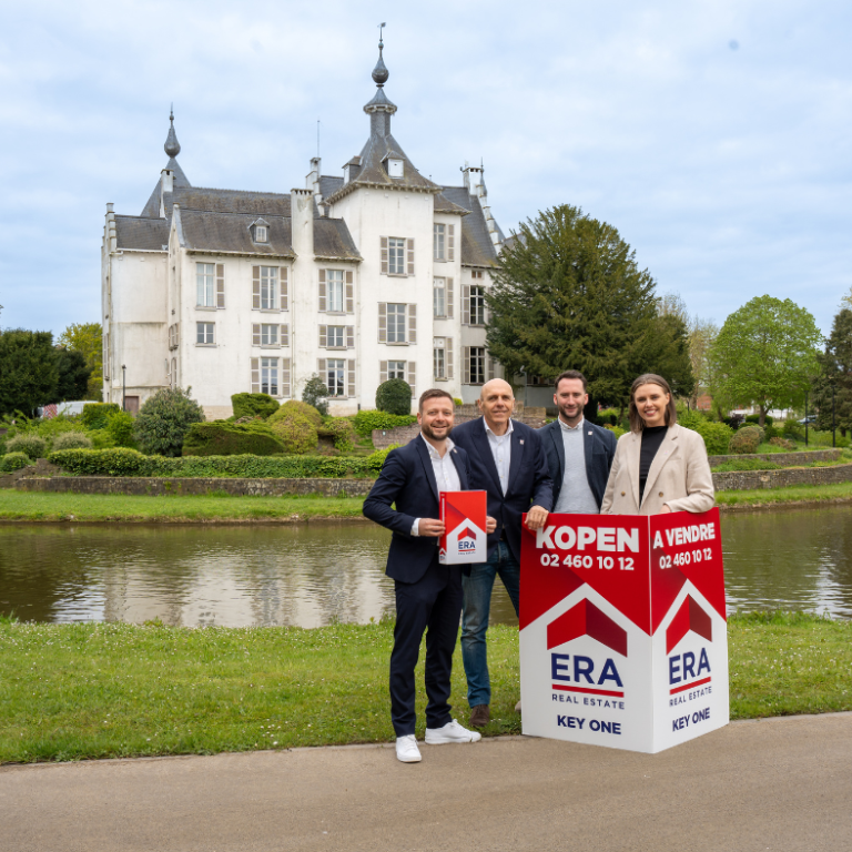 ERA makelaars voor het Kasteel van Wemmel met V-borden.
