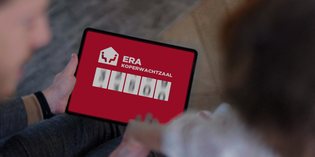 Twee personen bekijken de ERA Koperwachtzaal op een tablet.