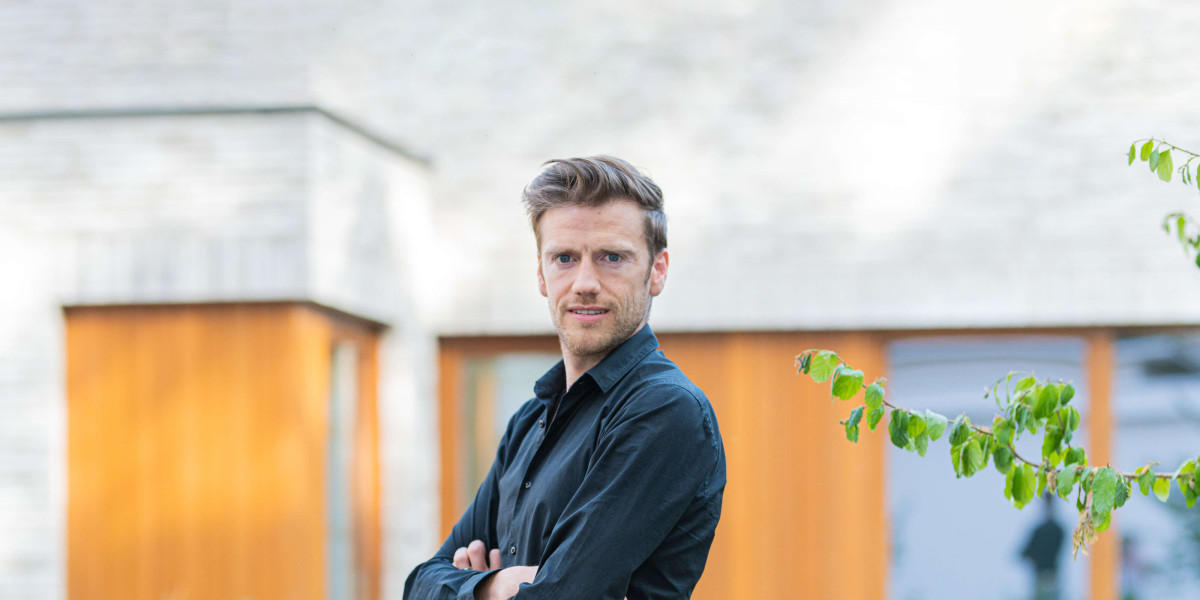 Topmakelaar Johan kijkt in de camera.