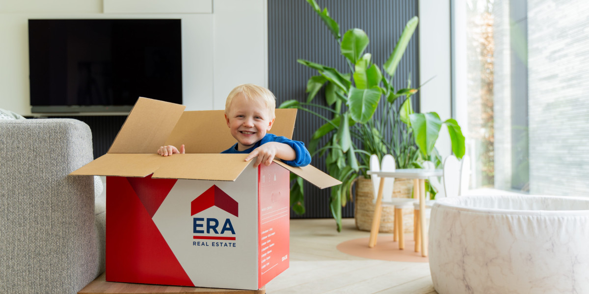 Kind in verhuisdoos van ERA
