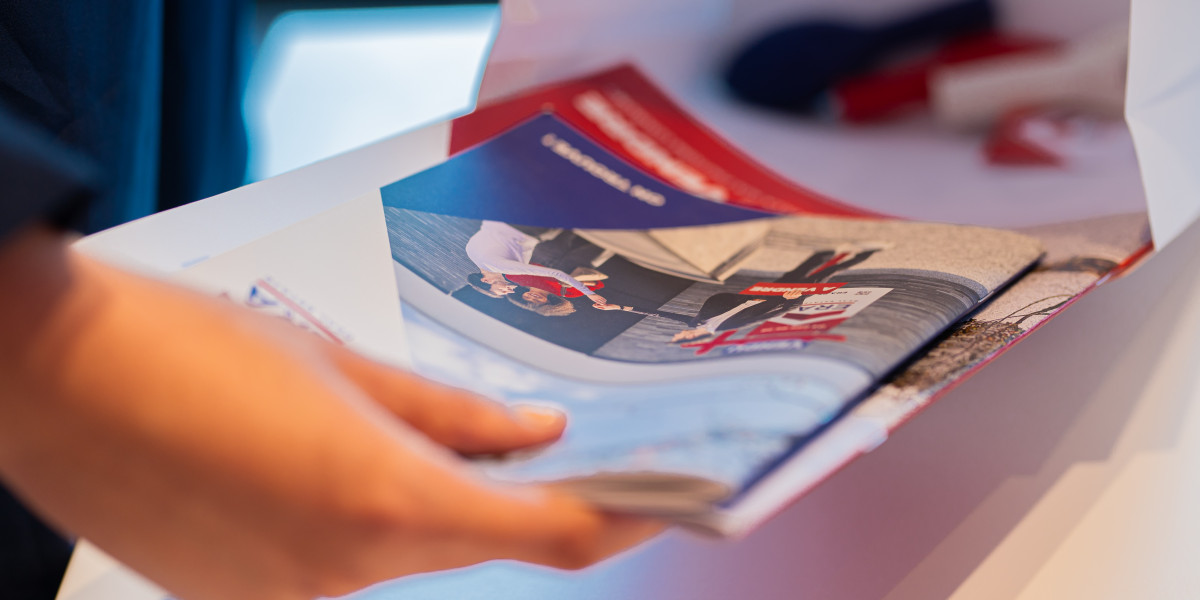 Een persoon vult een goodiebag met ERA Open Huizen Dag materiaal.