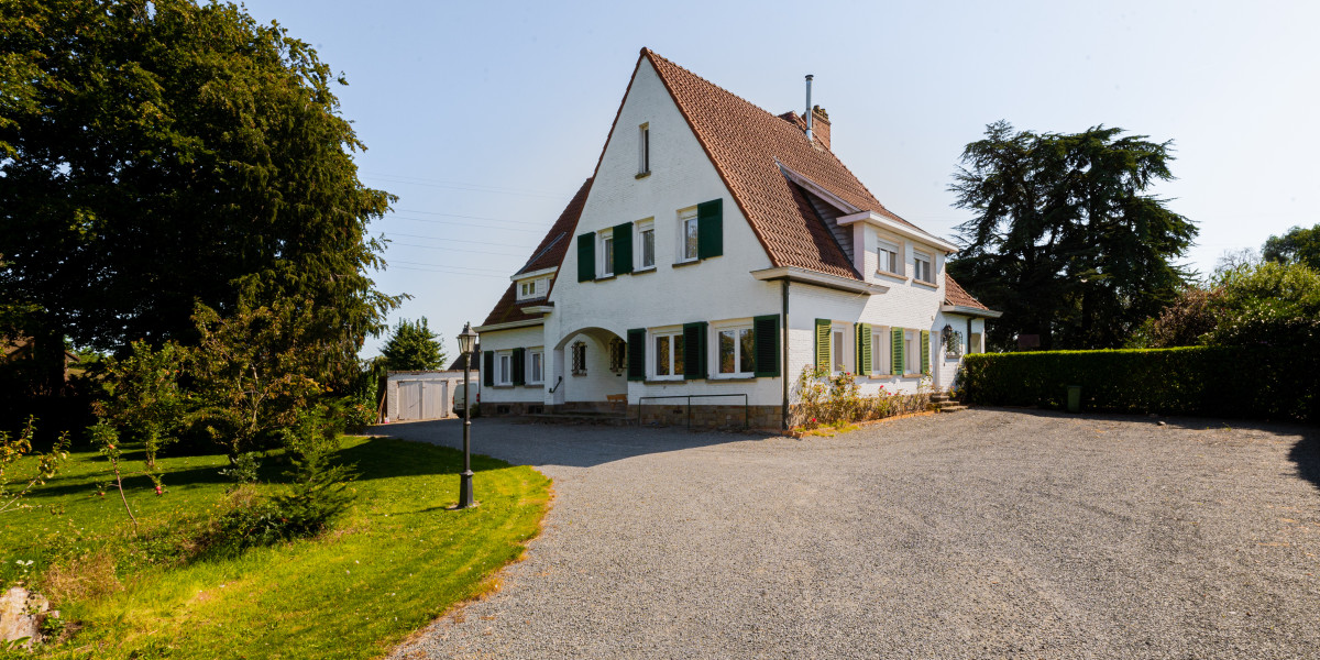Facade house with driveway