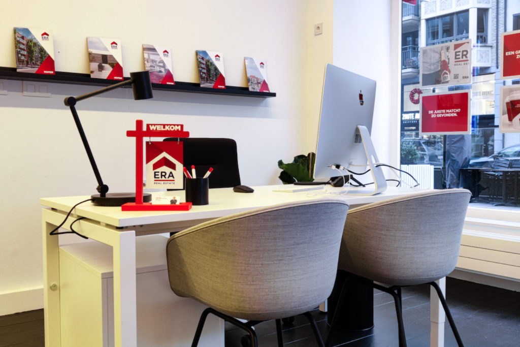 Bureau met stoelen en ERA tuinpaal in Knokke.
