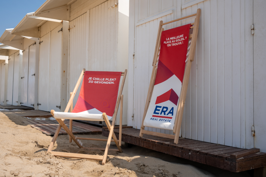 Strandstoelen aan de kust.