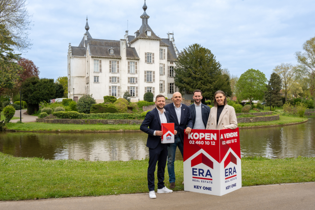 ERA makelaars voor het Kasteel van Wemmel met V-borden.