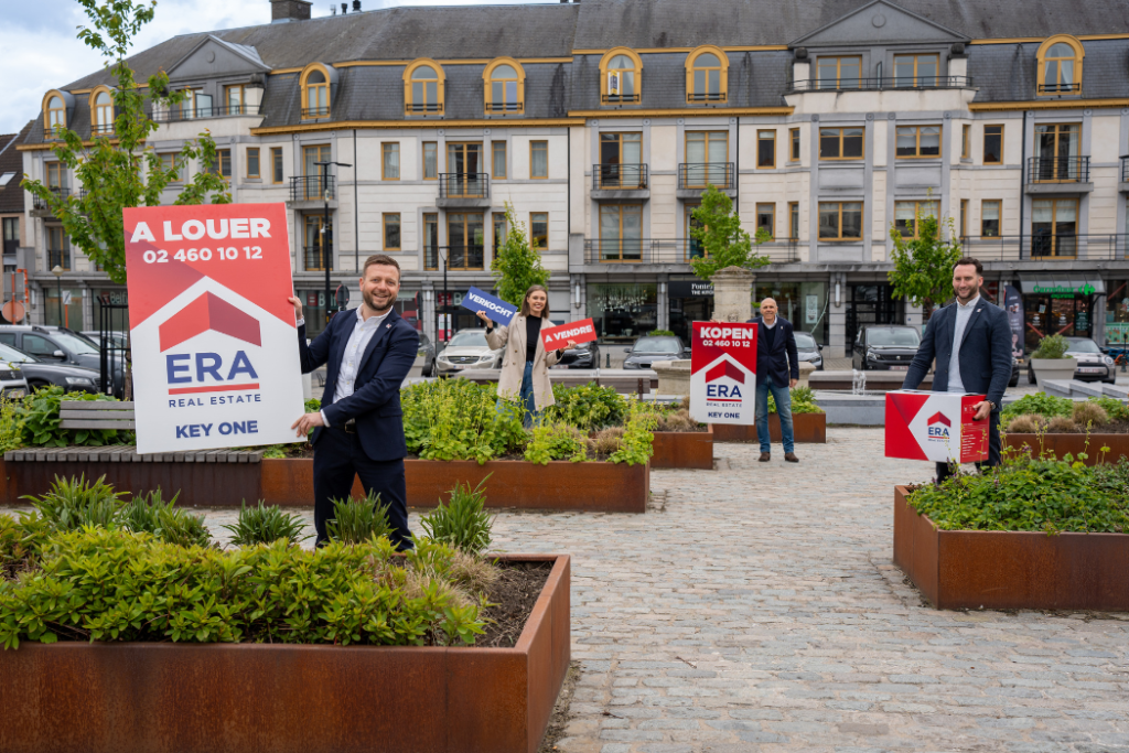 ERA makelaar op de marktplaats in Wemmel met V-borden.