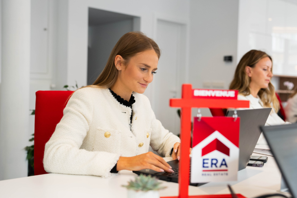 Agent immobilier à un bureau dans l'agence.