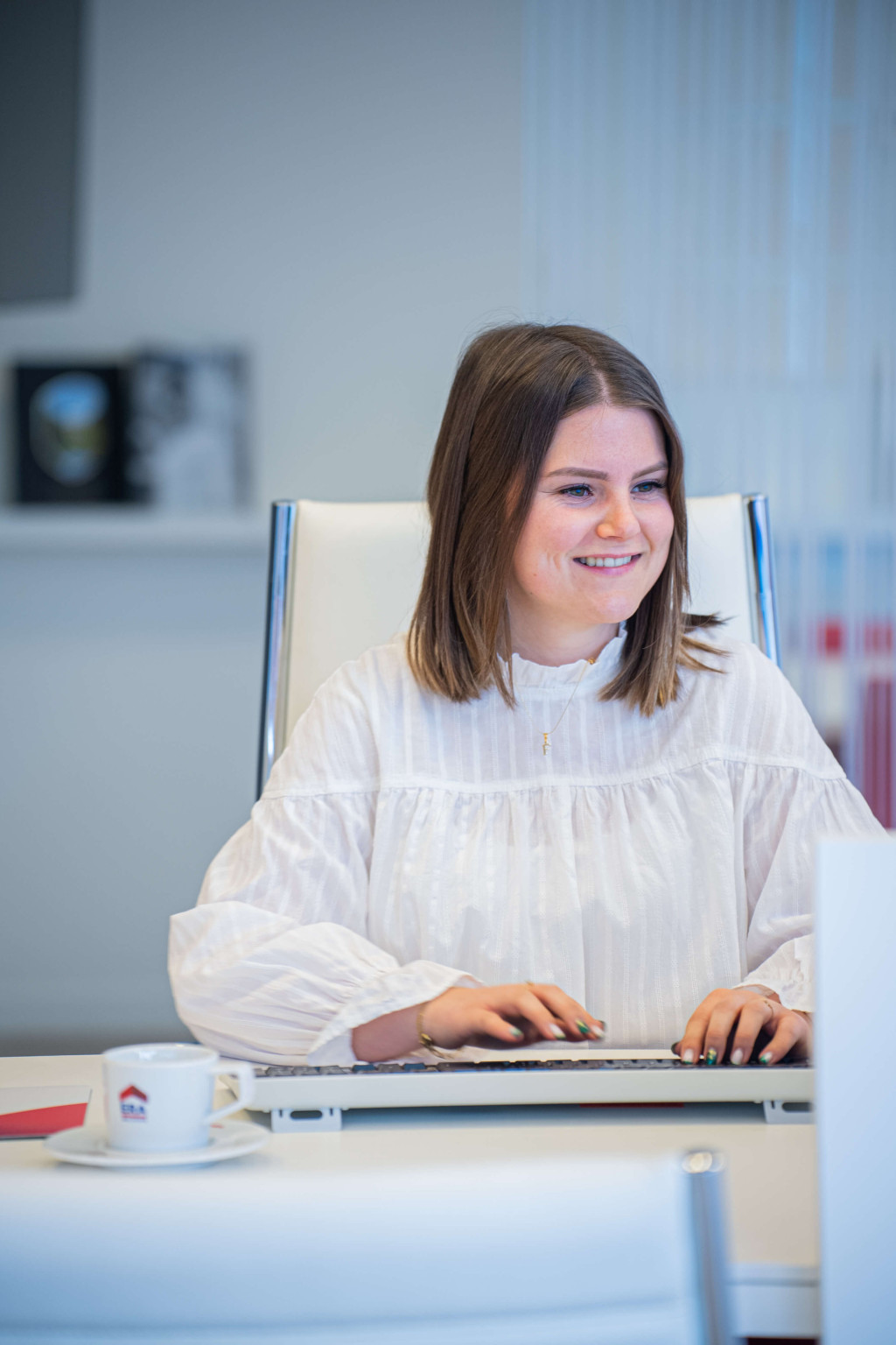 Een jonge vrouw werkt op de computer.