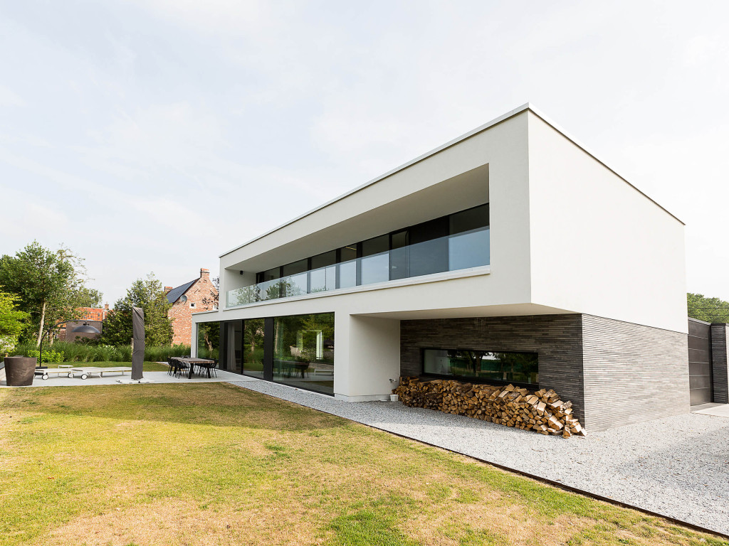 Een huis in de zomer, met een tuin.