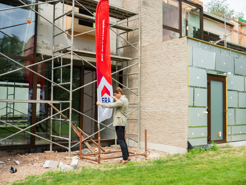 ERA makelaar met vlog op werf