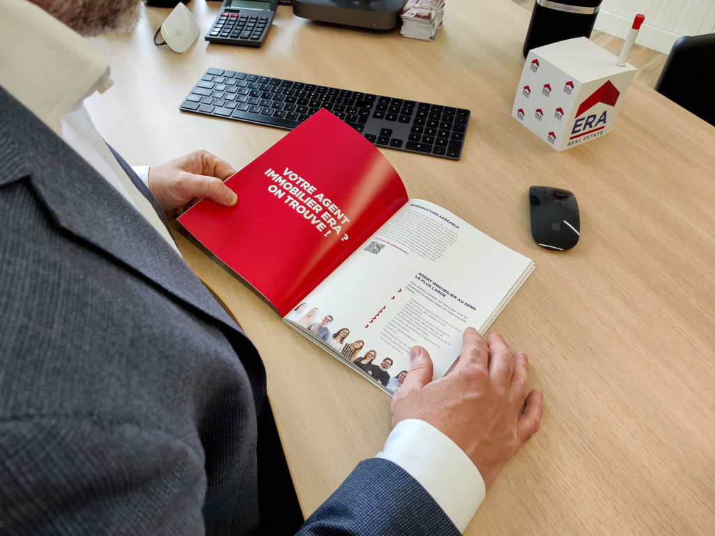 Le Manager d'Era La Clé lisant une brochure ERA