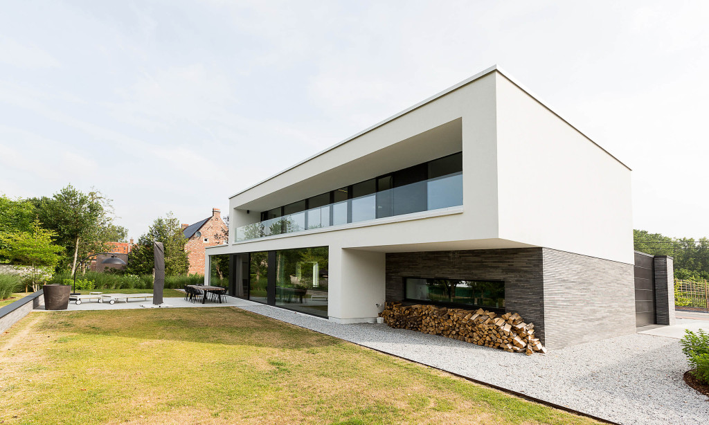 Een huis in de zomer, met een tuin.