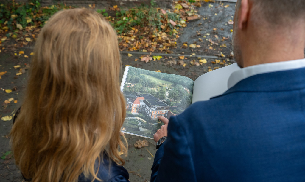 Boek met nieuwbouwrenders