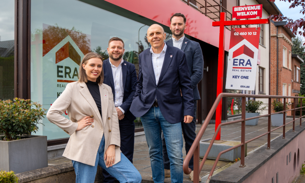 Team van ERA makelaars voor het ERA kantoor.