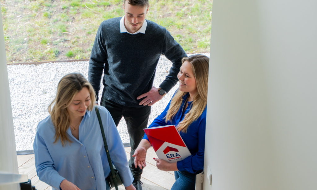 ERA makelaar geeft rondleiding aan een koppel.
