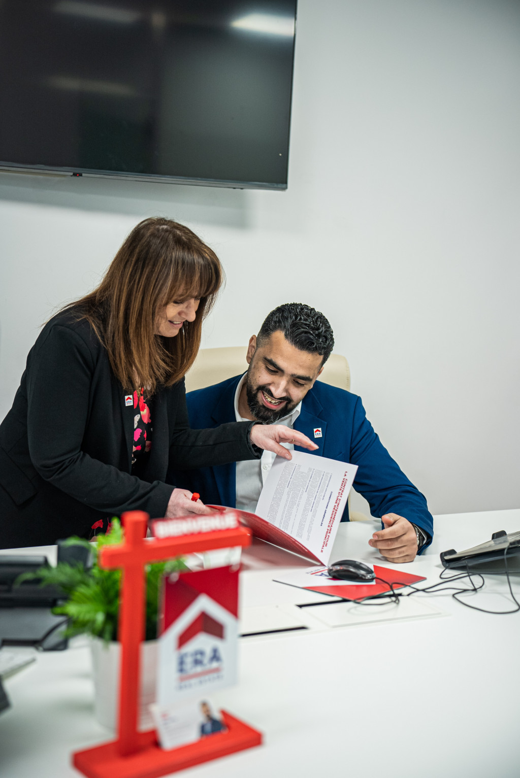 lachend-makelaars-aan-een-bureau