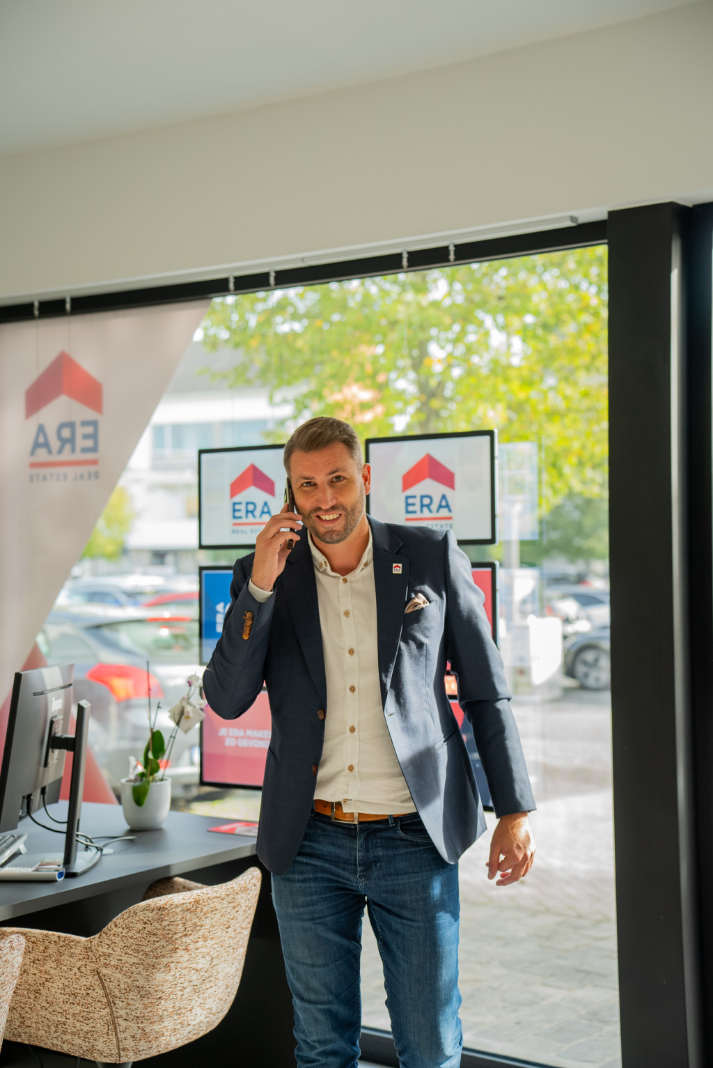 ERA makelaars met telefoon