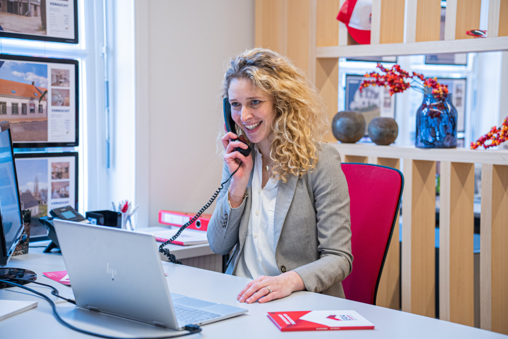 ERA VANDENBUSSCHE - Hanne aan telefoon