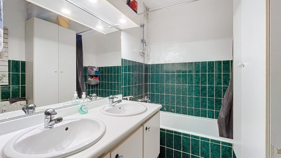 Avenue Louis Isaac - 21-23 - - 7850